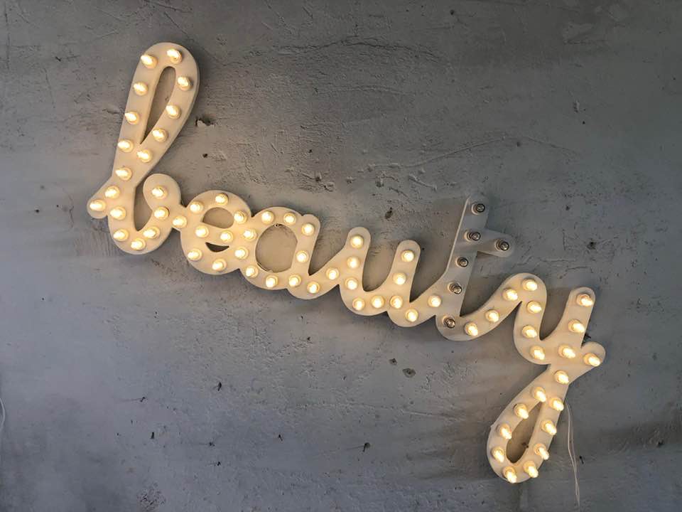 Beauty, 2021. Luminaria in legno luci led (112x64 cm)